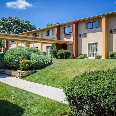 Rodeway Inn Huntington Station - Melville Exterior photo