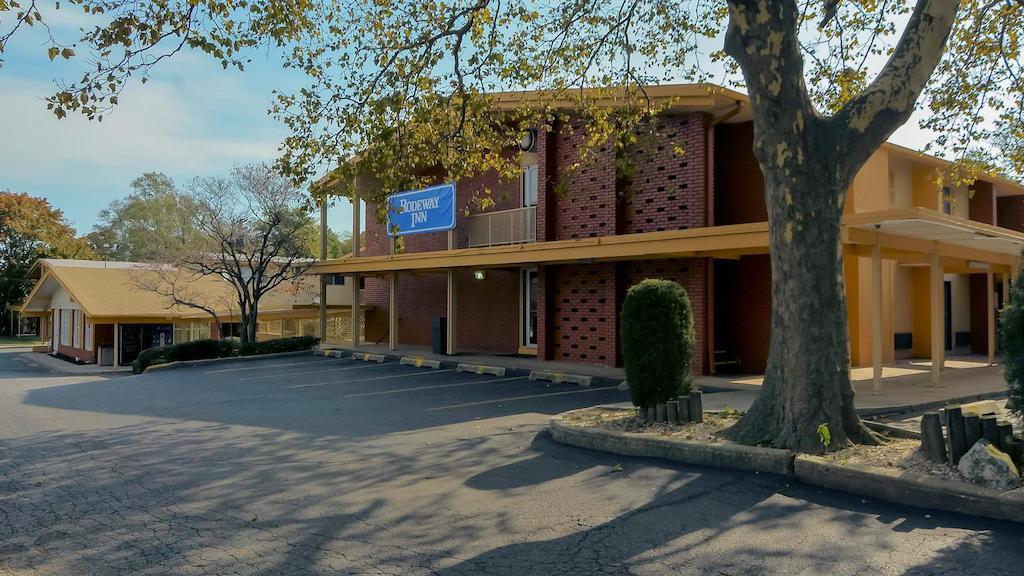 Rodeway Inn Huntington Station - Melville Exterior photo