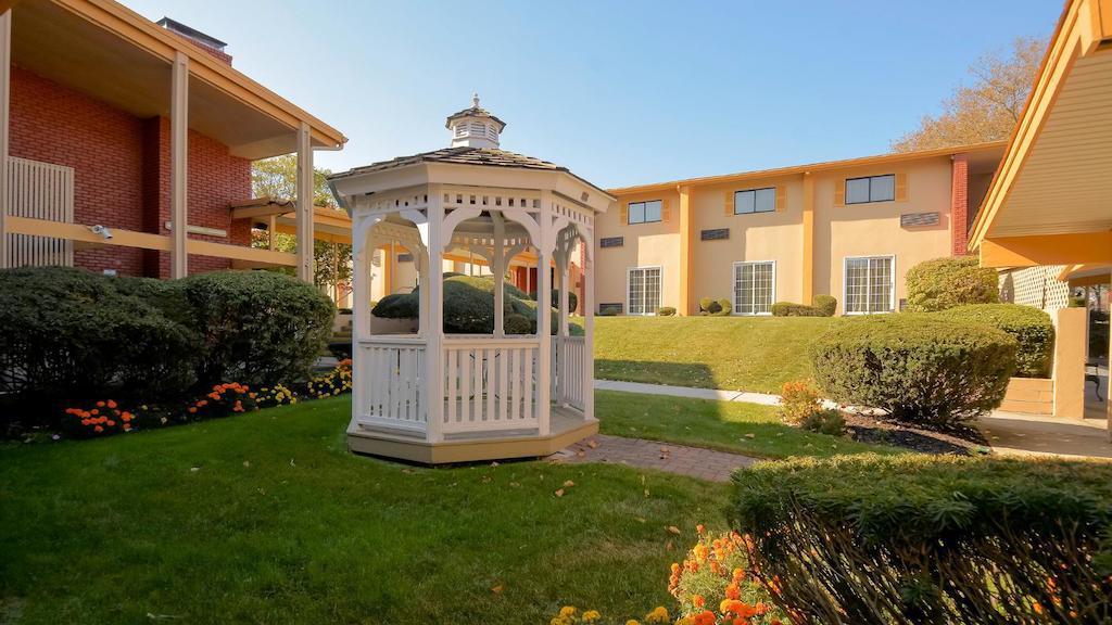 Rodeway Inn Huntington Station - Melville Exterior photo