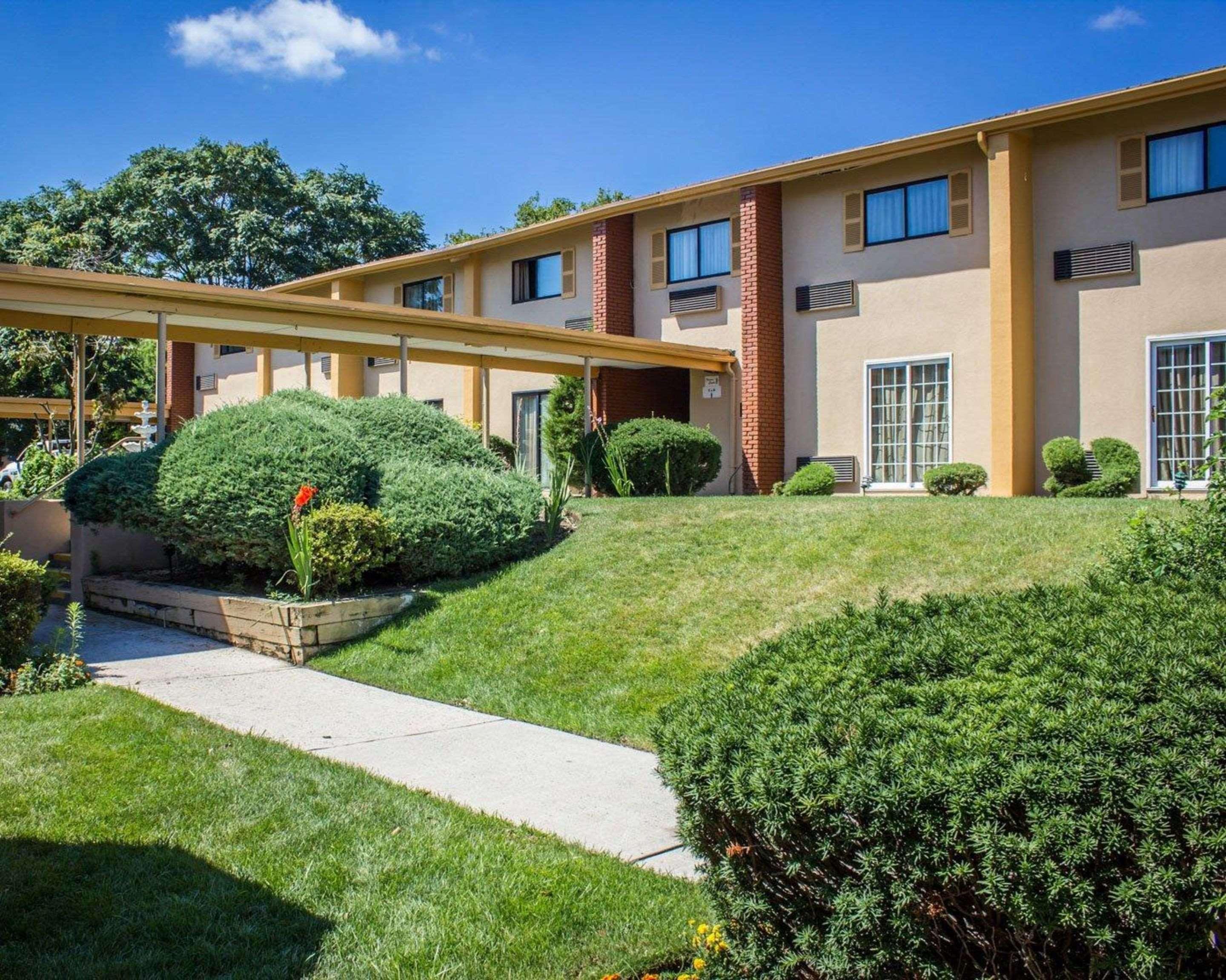 Rodeway Inn Huntington Station - Melville Exterior photo