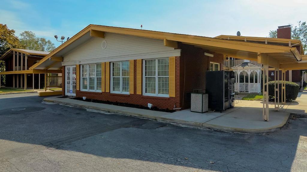 Rodeway Inn Huntington Station - Melville Exterior photo